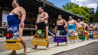 Sumocuların bindiği uçak ağırlıktan havalanamadı