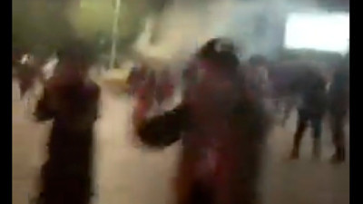 Ürdünlüler İsrail Büyükelçiliği'ne saldırıyor