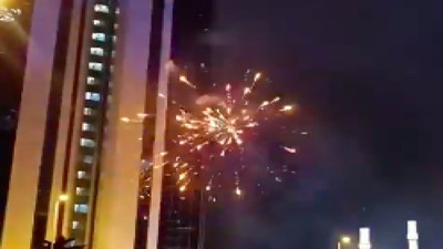 İstanbul'da İsrail Konsolosluğu'nun önündeki kalabalık binaya havai fişek patlattı