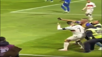 Sahaya atlayan taraftar fotoğraf çekilmek istedi. Ronaldo neye uğradığını şaşırdı