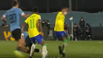 Neymar Uruguay maçında sakatlandı. Gözyaşlarına hakim olamadı