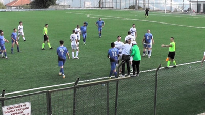 Amatör kümede savaş çıktı. Futbolcu rakip hocanın yüzüne top fırlattı