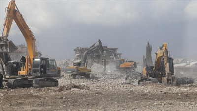 Depremlerde ağır hasar alan 6 bina kontrollü yıkıldı