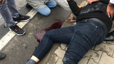 Motosiklet sürücüsünün otomobile çarptığı kaza anı kamerada: 1 yaralı