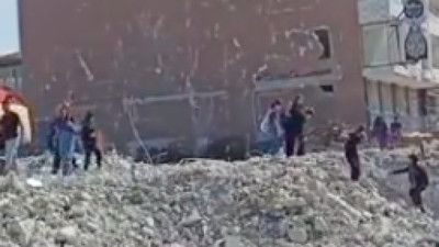 Depremin üzerinden neredeyse 7 ay geçti. Samandağ'da öğrenciler okul çıkışı yıkıntıların üzerinden yürümeye çalışıyor!