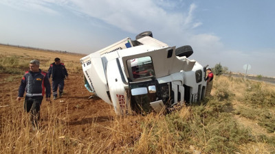 Mardin'de zeytinyağı yüklü tır devrildi: 1 yaralı