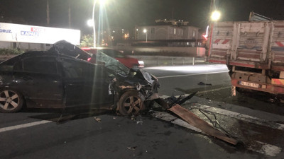 Kamyona arkadan çarpan araç hurdaya döndü