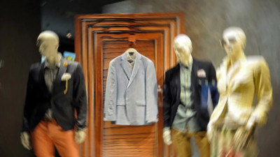 Cansız manken taklidiyle AVM'deki dükkanları soydu. Sıra dışı hırsızlık yöntemi