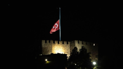 Milli yas ilan edilmesinin ardından bayraklar yarıya indirildi