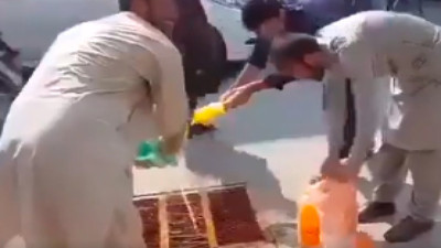 Pakistanlılar Coca-Cola dökerek İsrail'i protesto etti