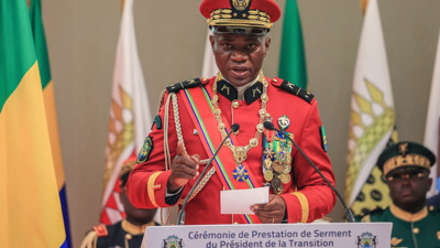 Darbe ile geldi Cumhurbaşkanlığı maaşından feragat etti