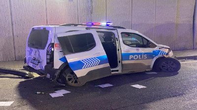 Hafriyat kamyonu polis aracına çarpıp kaçtı: 2 polis yaralı