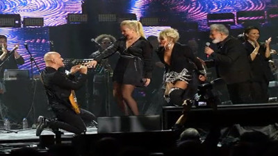 Ajda Pekkan vokalistini gitarcısına kaptırdı