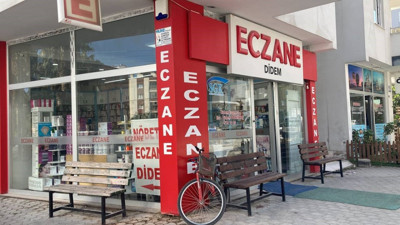 Kedilerini zehirledikleri iddiasıyla eczacılara taşla bıçakla saldırdılar