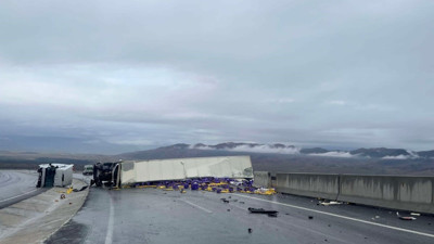 Ağrı’da limon yüklü tır devrildi: 1 yaralı