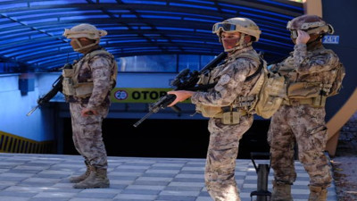 Başına tabanca dayadı. Youtuber canlı yayında intihara kalkıştı