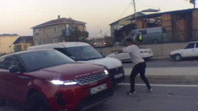 Motosikletli çılgına döndü cip sürücüsüne kaskını fırlattı