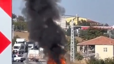 Arabasında çakmak çaktı hayatının şokunu yaşadı. Alevler içinde kalan araç küle döndü