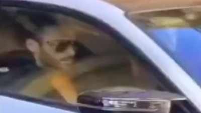 Oyuncu Can Yaman, kendisinin videosunu çeken hayranını telefonu alıp fırlattı