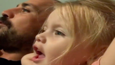 Baba ile küçük kızın maç keyfi...