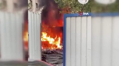 Beyoğlu'nda inşaat malzemelerinin bulunduğu kulübe yandı