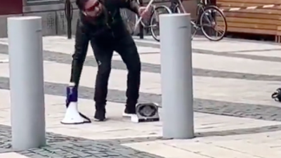 Kur'an yakan Salwan Momika bu sefer elinde İsrail bayağıyla Kur'an'ın üstüne bastı