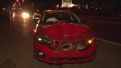 Otomobil hatalı sollama yapan motosiklete çarptı