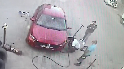 Kiraladıkları otomobillerin lastiklerini çaldılar