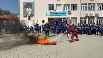 Miniklere yangın anı ve söndürme eğitimi verildi