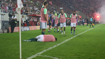 Derbide ortalık karıştı. Maç yarıda kaldı