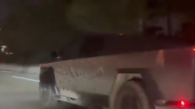 Elon Musk yeni aracına kurşun yağdırdı