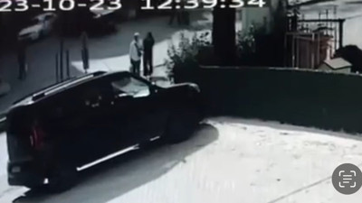 Sancaktepe’de otomobil ile motosikletli çarpıştı: O anlar kamerada