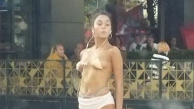 Bağdat Caddesi'nde kaz adımlarla yürüyen bikinili kadın ortaya çıkı. Herkes 17.30'da pencereye koşuyordu