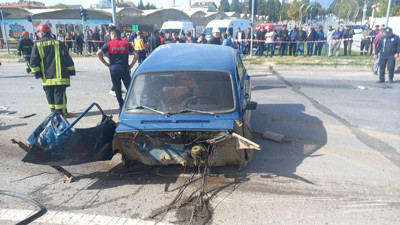 Gediz’de TIR ile otomobilin kavşakta çarpışması sonucu 1 kişi öldü, 1 kişi yaralandı