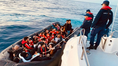 İzmir açıklarında 113 kaçak göçmen kurtarıldı