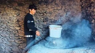 Dağdan topluyorlar toprakla karıştırıp 300 derecede pişiriyorlar. Tüketeni Süpermen'e dönüştürüyor