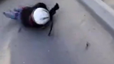 Minibüs önüne çıktı. Motosikletteki kadın böyle yerde sürüklendi