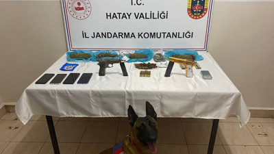 Uyuşturucu ihbarı emniyeti harekete geçirdi. 2 tabanca ve 1 kilo esrar ele geçirildi