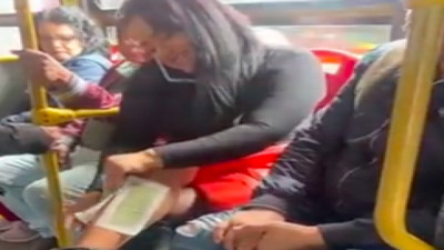 Toplu taşımada bacaklarına ağda yaptı