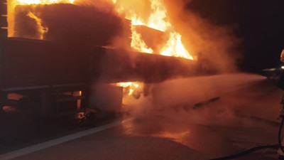 Kereste yüklü tır alev topuna döndü