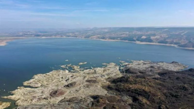 16 bin yıl önce püskürdü Demirköprü Barajı’nın suyu çekilince göründü. Kara olan rengi beyaza döndü