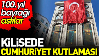 Kilisede Cumhuriyet kutlaması. 100. Yıl bayrağı astılar