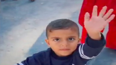 Korkudan titreyen Gazzeli çocuk artık gülüyor