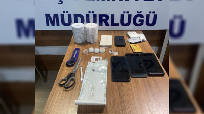 Ehliyet sınavına düzenekle girecekti, polisin dikkati sayesinde yakalandı (25 Ekim 2023)