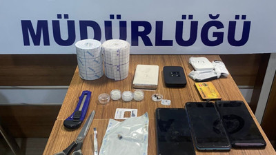 Ehliyet sınavına düzenekle girecekti, polisin dikkati sayesinde yakalandı (26 Ekim 2023)