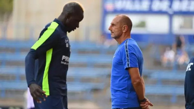 Ünlü futbolcu teknik direktörünü dövdü. Elinden zor aldılar