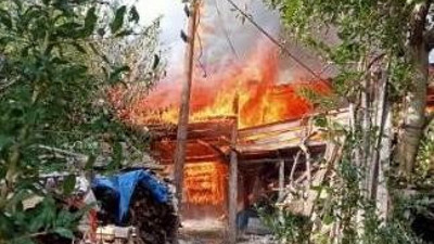 Antalya'da çıkan yangında ahşap ev küle döndü