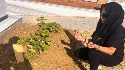 Yeliz Yeşilmen babasının mezarında dua etti. “Seni bu kuru toprakta bırakıp gitmek çok acı”