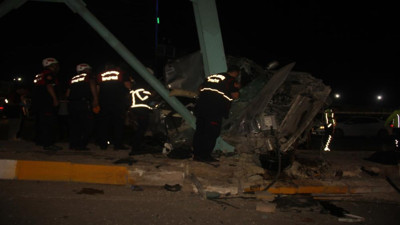 Şanlıurfa’da üst geçide çarpan araçta 2 ölü