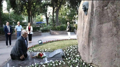 Celal Şengör Zübeyde Hanımın mezarını diz çöküp selamladı: Kıymetli oğlunun askeri olarak karşındayım